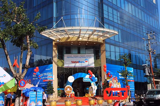 Sáng 5/10, Chi nhánh bán lẻ của Ngân hàng VietinBank tại Đà Nẵng mang tên VietinBank Sông Hàn chính thức đi vào hoạt động, nâng số lượng chi nhánh của ngân hàng này tại Đà Nẵng lên 4 chi nhánh.