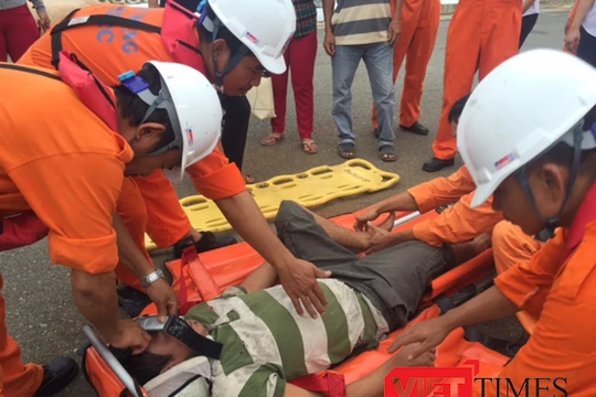 Sau nhiều giờ nỗ lực, tàu SAR412 của Trung tâm phối hợp tìm kiếm cứu nạn hàng hải khu vực II đã tiếp cận và đưa ngư dân bị tai biến khi đang hành nghề trên biển Hoàng Sa về bờ.