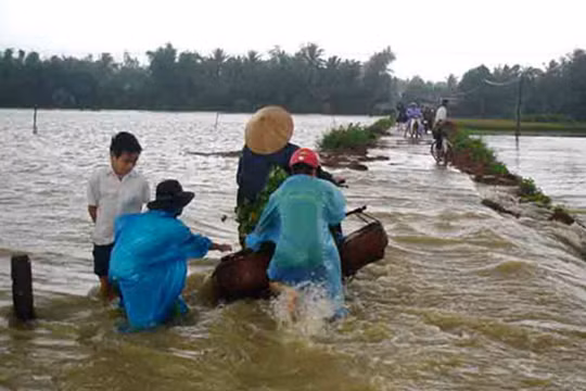 Do ảnh hưởng của không khí lạnh tăng cường xuống phía Nam nên các tỉnh miền Trung có thể xảy ra lũ quét, nước trên sông các tỉnh Bắc Trung Bộ có khả năng lên trở lại.