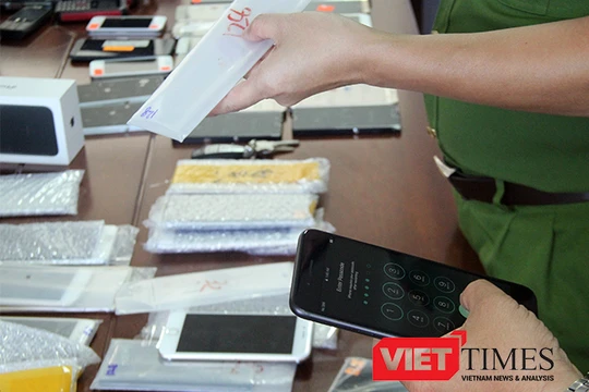 Chiều 27/9, Phòng Cảnh sát Kinh tế Công an TP. Đà Nẵng cho biết, lực lượng vừa tạm giữ 2 lô hàng điện thoại di động với số lượng 256 chiếc, ước tổng trị giá hơn 800 triệu đồng không có hóa đơn, chứng từ.