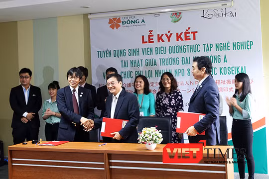 Sáng 17/10, tại Đại học Đông Á đã ký kết thỏa thuận với 2 Tổ chức phi lợi nhuận của Nhật Bản đưa 18 sinh viên chuyên ngành điều dưỡng đầu tiên đi Nhật Bản thực tập.