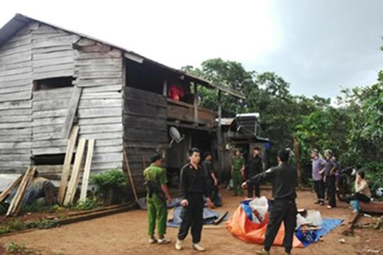 Lực lượng công an khám nghiệm hiện trường tại nhà bị can Đặng Văn Hiến.