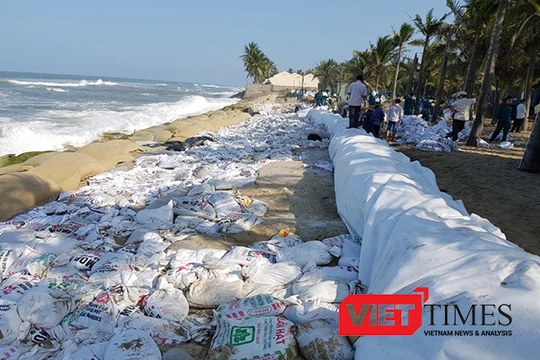 Bờ biển Cửa Đại trước nguy cơ bị "xóa sổ"