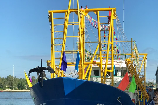 Sáng 22/12, Quỹ hỗ trợ ngư dân tỉnh Quảng Ngãi đã tiến trao tàu cá vỏ thép QNg 98959TS cho ngư dân từng bị Trung Quốc đâm chìm tàu ở Hoàng Sa.