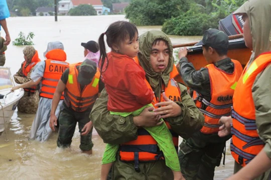 Các tỉnh miền Trung đồng loạt có văn bản xin cứu trợ khẩn cấp gần 4.000 tấn gạo cứu đói, hàng trăm tỷ đồng để khắc phục, cùng thuốc men, nhu yếu phẩm (ảnh Tiến Sỹ, Binh Dinh Online)