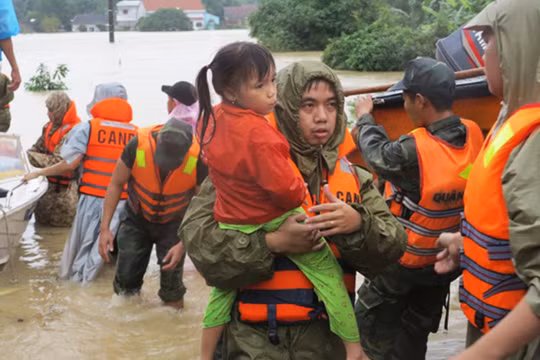 Các tỉnh miền Trung đồng loạt có văn bản xin cứu trợ khẩn cấp gần 4.000 tấn gạo cứu đói, hàng trăm tỷ đồng để khắc phục, cùng thuốc men, nhu yếu phẩm (ảnh Tiến Sỹ, Binh Dinh Online)