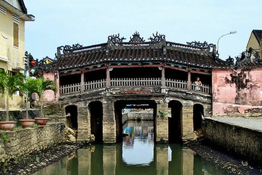 Trước thực trạng xuống cấp của di tích Chùa Cầu (Hội An, Quảng Nam) và đảm bảo an toàn cho du khách, UBND TP Hội An vừa ra thông báo giới hạn số lượng khách mỗi lần đi qua di tích này.