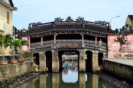 Trước thực trạng xuống cấp của di tích Chùa Cầu (Hội An, Quảng Nam) và đảm bảo an toàn cho du khách, UBND TP Hội An vừa ra thông báo giới hạn số lượng khách mỗi lần đi qua di tích này.