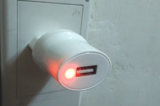 Củ sạc trở thành mối nguy hiểm tiềm tàn với người dùng di động. - Ảnh: Đức Thiện