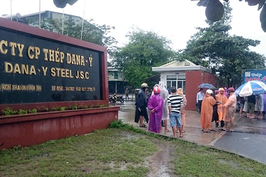 Sáng 14/12, hàng trăm người dân xã Hòa Liên (huyện Hòa Vang, Đà Nẵng) đã kéo đến trước trụ sở Công ty Thép Dana Ý để phản đối vì gây ô nhiễm môi trường