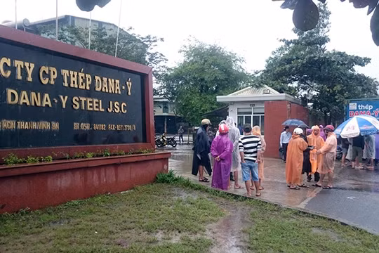 Sáng 14/12, hàng trăm người dân xã Hòa Liên (huyện Hòa Vang, Đà Nẵng) đã kéo đến trước trụ sở Công ty Thép Dana Ý để phản đối vì gây ô nhiễm môi trường