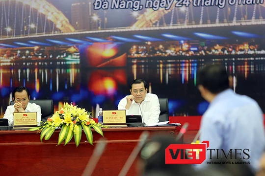 Bí thư Thành ủy Đà Nẵng Nguyễn Xuân Anh và Chủ tịch UBND TP Đà Nẵng Huỳnh Đức Thơ lắng nghe, ghi nhận ý kiến thẳng thắn của doanh nghiệp