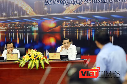 Bí thư Thành ủy Đà Nẵng Nguyễn Xuân Anh và Chủ tịch UBND TP Đà Nẵng Huỳnh Đức Thơ lắng nghe, ghi nhận ý kiến thẳng thắn của doanh nghiệp