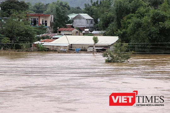 Từ đêm hôm qua đến chiều 2/11, trên địa bàn các huyện miền núi tỉnh Quảng Nam có mưa lớn khiến các thuỷ điện động loạt xả lũ làm nhiều khu vực trên địa bàn tỉnh bị ngập nặng.