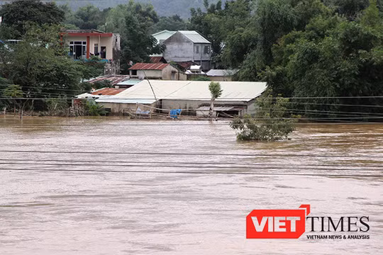 Từ đêm hôm qua đến chiều 2/11, trên địa bàn các huyện miền núi tỉnh Quảng Nam có mưa lớn khiến các thuỷ điện động loạt xả lũ làm nhiều khu vực trên địa bàn tỉnh bị ngập nặng.