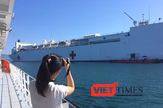 USNS Mercy (T-AH19) sở hữu 1.000 giường bệnh, 12 phòng mổ tiêu chuẩn kỹ thuật cao cùng trang thiết bị của một "siêu bệnh viện" trên biển của Hải quân Mỹ.