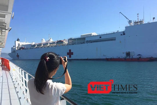 USNS Mercy (T-AH19) sở hữu 1.000 giường bệnh, 12 phòng mổ tiêu chuẩn kỹ thuật cao cùng trang thiết bị của một "siêu bệnh viện" trên biển của Hải quân Mỹ.