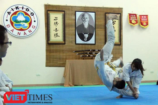 Từ năm học 2016-2017, ĐH Đông Á sẽ đưa bộ môn võ aikido vào chương trình giáo dục thể chất cho sinh viên nhằm nâng cao kỹ năng phòng vệ cho sinh viên.
