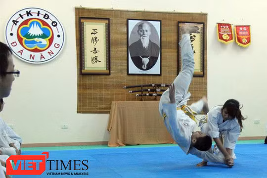 Từ năm học 2016-2017, ĐH Đông Á sẽ đưa bộ môn võ aikido vào chương trình giáo dục thể chất cho sinh viên nhằm nâng cao kỹ năng phòng vệ cho sinh viên.