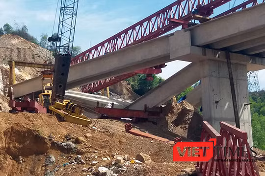 Hiện trường vụ đổ gãy đối với 3 dầm cầu trên đường cao tốc La Sơn-Túy Loan đoạn qua TP Đà Nẵng