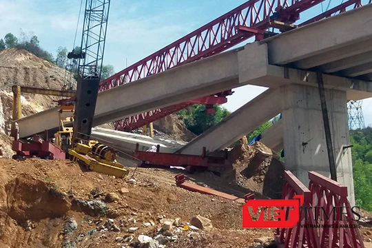 Hiện trường vụ đổ gãy đối với 3 dầm cầu trên đường cao tốc La Sơn-Túy Loan đoạn qua TP Đà Nẵng