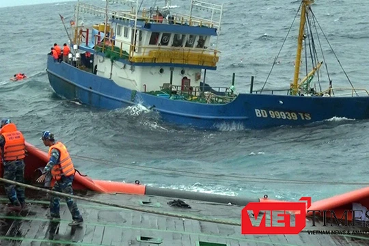 Lực lượng Cảnh sát biển nỗ lực cứu nạn tàu cá vỏ thép BĐ 99939 TS