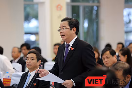 Đại biểu Lê Minh Trung, Bí thư Quận ủy Thanh Khê thảo luận tại ngày họp thứ 2, Kỳ họp thứ 3, HĐND TP Đà Nẵng khóa IX diễn ra sáng 7/12.