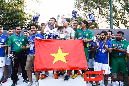 Thắng Brazil, đội Việt Nam giành cúp vô địch giải bóng đá thế giới SamSung Galaxy Cup 2016