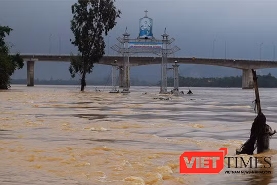 Lũ đe dọa miền Trung, Bắc Trung Bộ tiếp tục thiệt hại, Quảng Bình lại là "rốn lũ" (ảnh: Quang Vinh)
