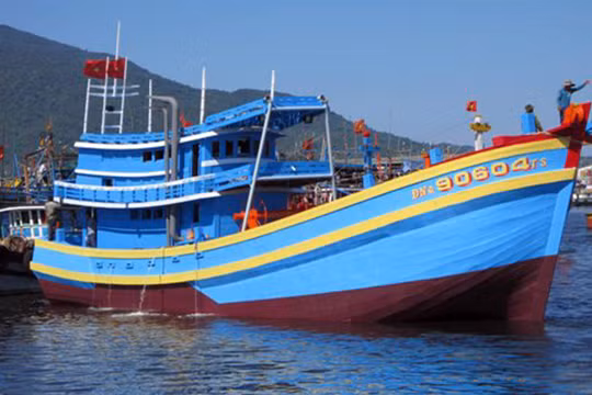 Tàu cá ĐNa 90604TS được xem là một trong những tàu cá vỏ gỗ khủng nhất Đà Nẵng được hạ thủy vàng tháng 5/2014 đã bị nạn trên biển