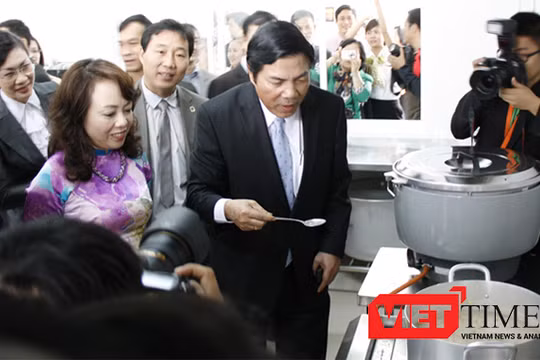 Ông Nguyễn Bá Thanh ăn thử cháo từ thiện tại Bệnh viện Ung thư Đà Nẵng, một trong những công trình mang tâm huyết của ông đối với nhân dân Đà Nẵng và các tỉnh miền Trung