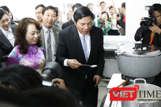 Ông Nguyễn Bá Thanh ăn thử cháo từ thiện tại Bệnh viện Ung thư Đà Nẵng, một trong những công trình mang tâm huyết của ông đối với nhân dân Đà Nẵng và các tỉnh miền Trung