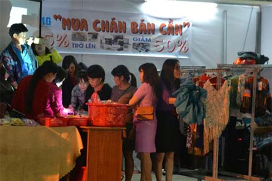 Đà Nẵng lần đầu tiên tổ chức chợ cho công nhân (ảnh Lưu Hương)