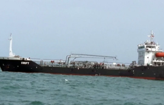 Tàu SWIFT bị tam giữ cùng tang vật để phục vụ công tác điều tra. (Ảnh: Báo Biên phòng)