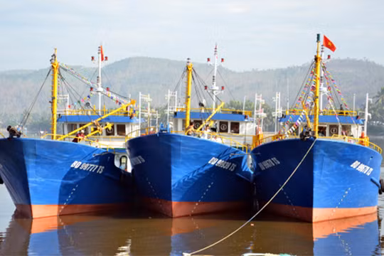 Tàu cá vỏ thép BĐ 99939 TS, một trong 3 chiếc tàu cá vỏ thép đầu tiên của ngư dân Bình Định đã bị sóng đánh đắm ngoài khơi sau gần 2 tháng bàn giao