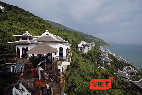 InterContinental Danang Sun Peninsula Resort đạt danh hiệu "Khách sạn 5 sao hàng đầu Việt Nam" do Tổng Cục du lịch và Hiệp hội Du lịch Việt Nam trao tặng