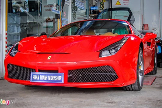 Mẫu coupe thể thao Ferrari 488 GTB trang bị bộ bodykit hàng hiệu Novitec Rosso được thực hiện bởi một xưởng độ ở Đà Nẵng.