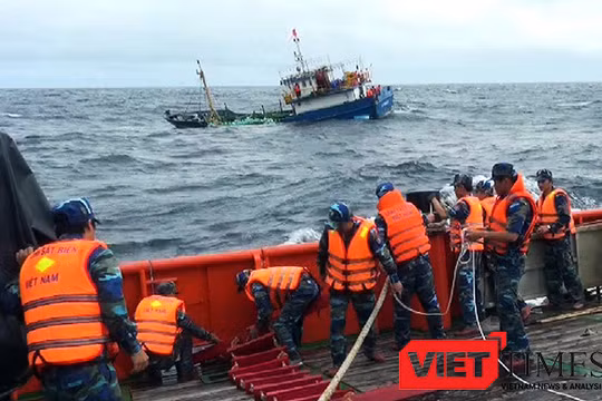Lực lượng cứu hộ Việt Nam cứu nạn tàu cá bị nạn trên biển 