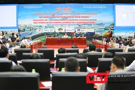 Chiều 9/11, tại Đà Nẵng, hơn 200 đại biểu đến từ các cơ quan nghiên cứu, các chuyên gia kinh tế, đại diện các tỉnh miền Trung, cùng đại diện các doanh nghiệp trong và ngoài nước đã cùng họp bàn về phát triển logistics tại khu vực