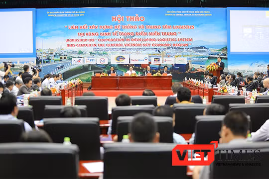 Chiều 9/11, tại Đà Nẵng, hơn 200 đại biểu đến từ các cơ quan nghiên cứu, các chuyên gia kinh tế, đại diện các tỉnh miền Trung, cùng đại diện các doanh nghiệp trong và ngoài nước đã cùng họp bàn về phát triển logistics tại khu vực