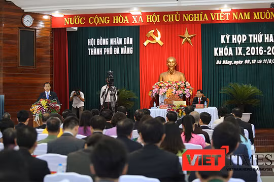 Sáng 9/8, kỳ họp thứ 2 HĐND TP Đà Nẵng khóa IX, nhiệm kỳ 2016-2021 chính thức khai mạc với nhiều vấn đề "nóng" gắn liền với đời sống nhân dân sẽ được các đại biểu đưa ra chấn vấn và thảo luận.