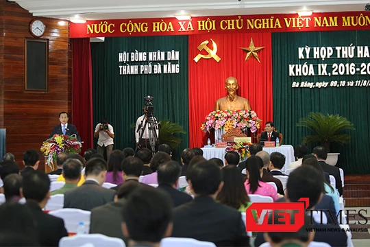 Sáng 9/8, kỳ họp thứ 2 HĐND TP Đà Nẵng khóa IX, nhiệm kỳ 2016-2021 chính thức khai mạc với nhiều vấn đề "nóng" gắn liền với đời sống nhân dân sẽ được các đại biểu đưa ra chấn vấn và thảo luận.