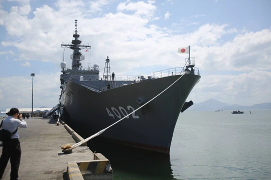 Cận cảnh hạm đổ bộ Shimokita LST 4002 của Nhật Bản tại Đà Nẵng
