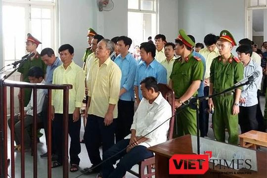 Sau hai ngày đưa ra xét xử công khai vụ phá rừng đặc dụng Bà Nà-Núi Chúa, TAND huyện Hoà Vang đã tuyên trả hồ sơ điều tra lại vì có dấu hiệu bỏ lọt tội phạm.