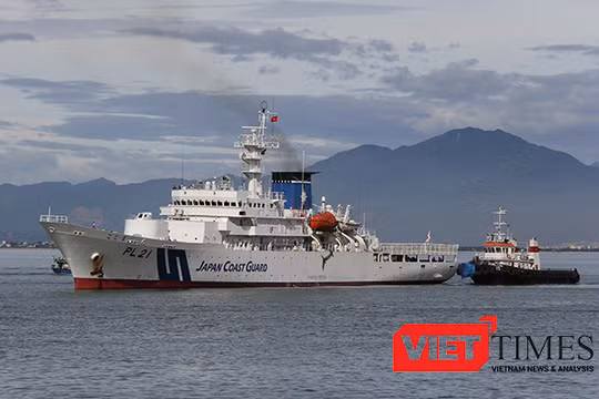 Tàu Cảnh sát biển Nhật Bản mang tên KOJIMA (PL 21) cùng 94 thủy thủ và thực tập viên thuộc Lực lượng bảo vệ bờ biển Nhật Bản trên vịnh Đà Nẵng