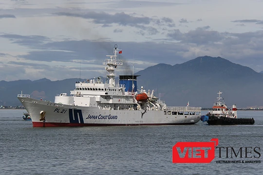 Tàu Cảnh sát biển Nhật Bản mang tên KOJIMA (PL 21) cùng 94 thủy thủ và thực tập viên thuộc Lực lượng bảo vệ bờ biển Nhật Bản trên vịnh Đà Nẵng