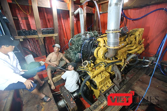 Tàu cá ĐNa 90685 TS có công suất 1.394CV, có thể đạt tốc độ 12 hải lý/giờ cùng kích thước khủng khi dài 27m; rộng 7,2m; 28 khoang chứa với dung tích gần 150 tấn hàng hóa các loại...