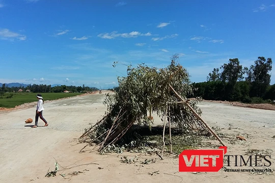 Việc dựng chòi để phán đối là do nhiều bức xúc từ bấy lâu nay, từ ô nhiễm, bụi cho đến minh bạch tiền đền bù không được giải quyết thỏa đáng khiến người dân bám trụ yêu cầu giải quyết thấu đáo.