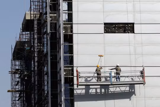 Các công nhân đang làm việc ở một công trình ở thủ đô Riyadh của Ả Rập Xê Út (ảnh: Business Insider)