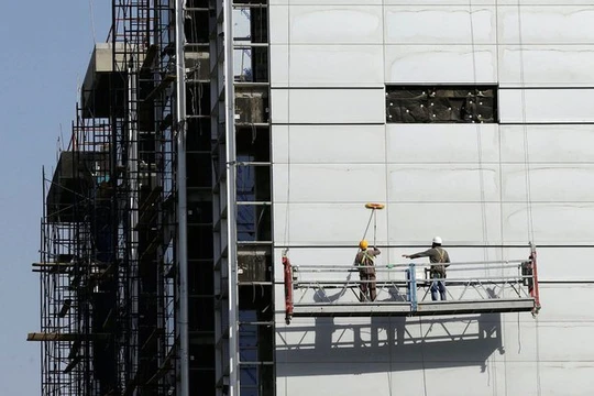 Các công nhân đang làm việc ở một công trình ở thủ đô Riyadh của Ả Rập Xê Út (ảnh: Business Insider)